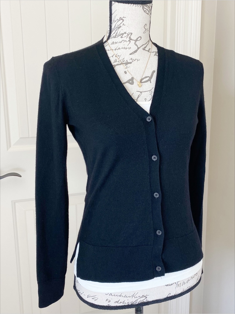 Theory Black Wool Cardigan Sweater Size Medium V-Neck Button Front 94% Wool